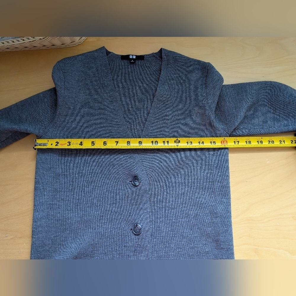 UNIQLO Women Gray Cardigan Size Small Long Sleeves 2 Front Pockets 44% Wool - Picture 8 of 10